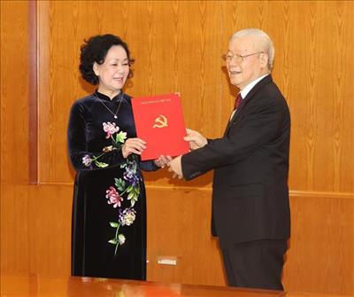 Tổng Bí thư Nguyễn Phú Trọng trao Quyết định phân công đồng chí Trương Thị Mai giữ chức Thường trực Ban Bí thư