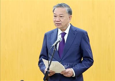 Tổng Bí thư Tô Lâm trao Quyết định phân công đồng chí Trần Cẩm Tú giữ chức Thường trực Ban Bí thư