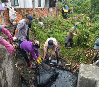 TP.HCM: Nhiều cách làm sạch, khơi thông kênh rạch