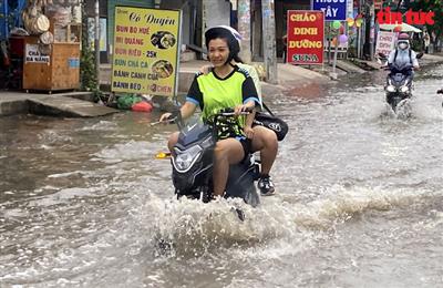 TP Hồ Chí Minh: Triều cường dâng cao, nhiều tuyến đường ngập nặng