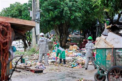 TP. Huế: Tất bật dọn bùn đất, rác thải sau mưa lũ