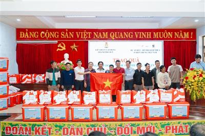 TP. Huế: Tuyên truyền ngư dân "mang rác về bờ"