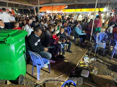Tràn ngập rác ở khu ẩm thực lễ hội sầu riêng