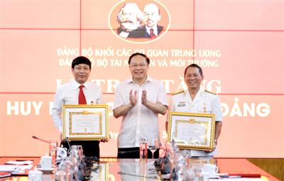 Trao Huy hiệu 30 năm tuổi Đảng cho 2 đồng chí trực thuộc Đảng bộ Bộ TN&MT