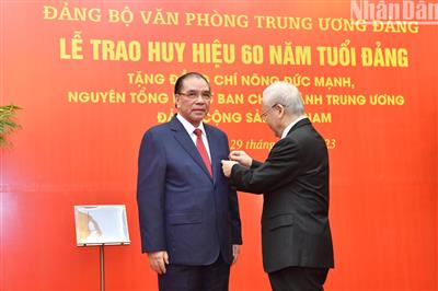 Trao Huy hiệu 60 năm tuổi Đảng tặng nguyên Tổng Bí thư Nông Đức Mạnh