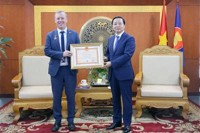 Trao Kỷ niệm chương Vì sự nghiệp Tài nguyên và Môi trường cho Đại sứ Vương quốc Anh tại Việt Nam