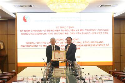 Trao Kỷ niệm chương Vì sự nghiệp Tài nguyên và Môi trường cho Phó Trưởng đại diện JICA tại Việt Nam