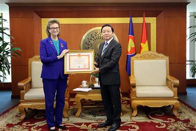 Trao Kỷ niệm chương Vì sự nghiệp Tài nguyên và Môi trường cho Trưởng đại diện UNDP tại Việt Nam