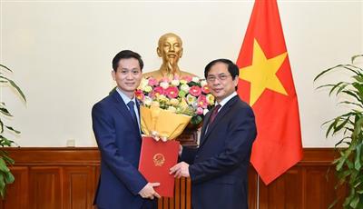 Trao quyết định bổ nhiệm Chánh Văn phòng Bộ Ngoại giao