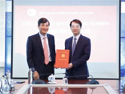 Trao Quyết định bổ nhiệm Chánh Văn phòng Bộ Tài nguyên và Môi trường