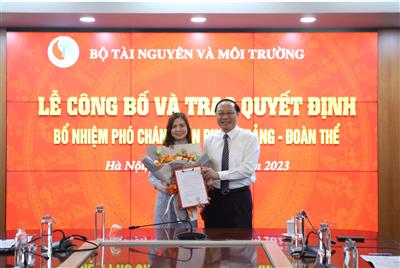 Trao quyết định bổ nhiệm Phó Chánh Văn phòng Đảng - Đoàn thể, Bộ Tài nguyên và Môi trường