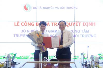 Trao quyết định bổ nhiệm Phó Giám đốc Trung tâm Truyền thông Tài nguyên và Môi trường