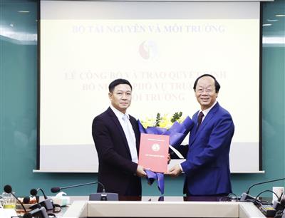 Trao Quyết định bổ nhiệm Phó Vụ trưởng Vụ Môi trường, Bộ Tài nguyên và Môi trường