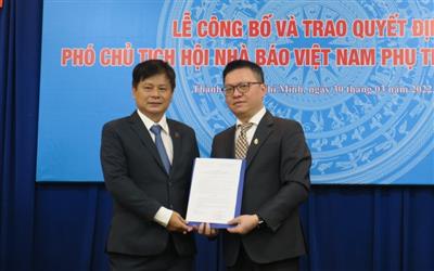 Trao quyết định Phó Chủ tịch Hội Nhà báo Việt Nam cho ông Trần Trọng Dũng