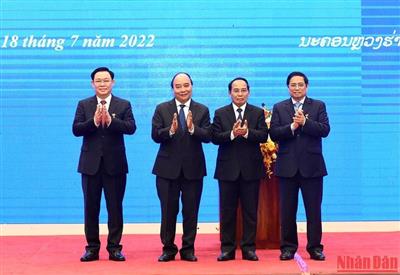 Trao tặng huân chương cao quý của Lào cho lãnh đạo cấp cao Đảng, Nhà nước Việt Nam