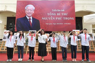 Triển lãm ảnh “Tổng Bí thư Nguyễn Phú Trọng” là “điểm đến” đặc biệt của giáo viên, học sinh