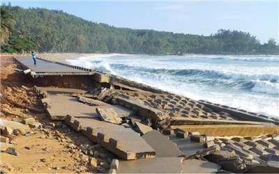 Triều cường gây sụp lún kè và sạt lở nghiêm trọng bờ biển thị xã Đức Phổ