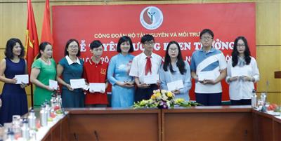 Tuyên dương các con cán bộ Bộ TN&MT đạt thành tích cao trong học tập