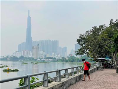 Vì sao bầu trời TP.HCM trắng đục sáng nay?
