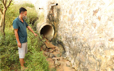 Việt Yên: Người dân bức xúc vì nước từ sân golf chảy ra kênh có màu, mùi lạ