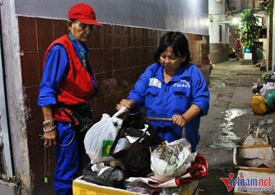 Vợ chồng gần 50 năm gác niềm vui đón Tết, giữ hè phố TP.HCM sạch đẹp