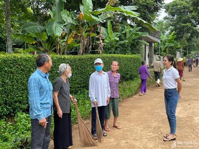 Vợ chồng ông lão 20 năm cần mẫn quét rác cho xóm