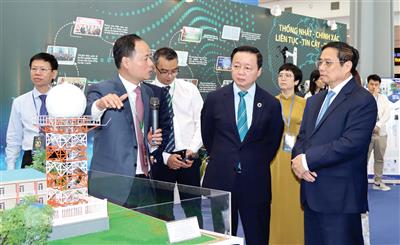 Xây dựng văn bản pháp luật và phát triển nguồn nhân lực, khoa học công nghệ hiện đại hóa Ngành