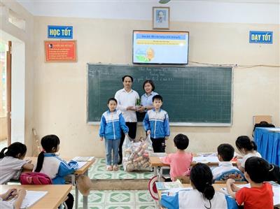 ‘Đổi rác tái chế lấy cây xanh’ nâng cao ý thức bảo vệ môi trường