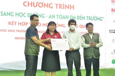 “Chương trình Ánh sáng học đường” trao tặng mũ bảo hiểm và học bổng cho học sinh Tây Ninh