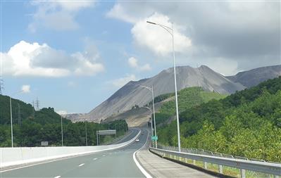 “Núi Phú Sĩ” mịt mù bụi than bên cao tốc Hạ Long - Vân Đồn