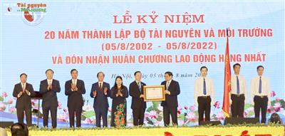 Bộ Tài nguyên và Môi trường đón nhận Huân chương Lao động hạng Nhất