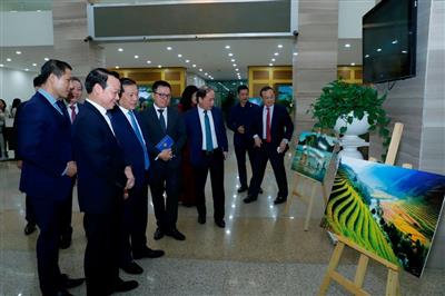 Bộ trưởng Đỗ Đức Duy tham quan triển lãm ảnh tại Lễ trao Giải thưởng Báo chí Tài nguyên và môi trường