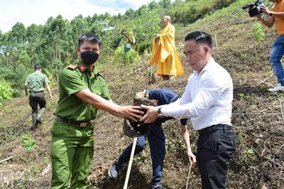 Đắk Lắk: Chiến sĩ Công an huyện Krông Bông trồng cây chương trình "Chùa xanh" ở chùa Phước Vân