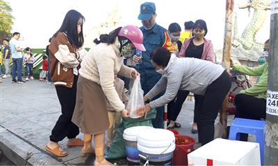 Hồ Tây hạn chế phóng sinh cá để bảo vệ môi trường