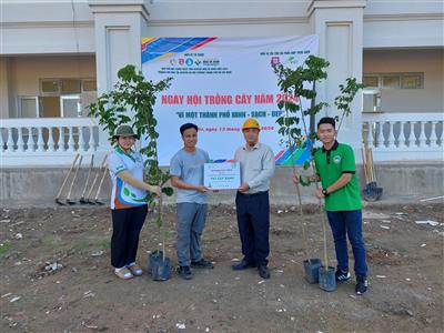 Sinh viên trường Đại học Tài nguyên & Môi trường TP. Hồ Chí Minh hưởng ứng chương trình "Một triệu cây xanh đô thị"