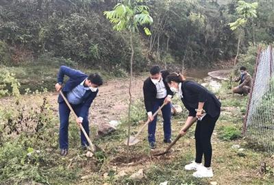 Tạp chí Tài nguyên và Môi trường trồng cây xanh chương trình "Xuân ấm mầm xanh" ở Sông Mã, Sơn La