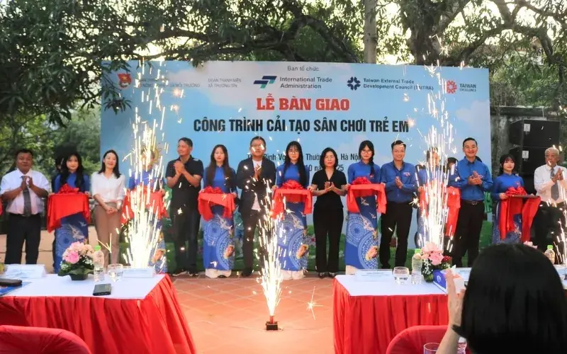 Đoàn Thanh niên Bộ Nông nghiệp và Môi trường trao "Sân chơi xanh cho tương lai em" tại thôn Bình Vọng