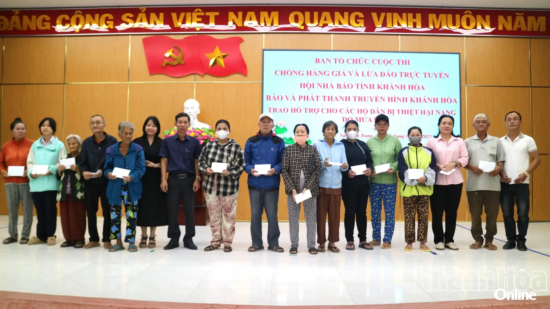 Ban tổ chức Cuộc thi "Chống hàng giả và lừa đảo trực tuyến" gửi tặng 80 triệu đồng hỗ trợ người dân bị thiệt hại do mưa lũ