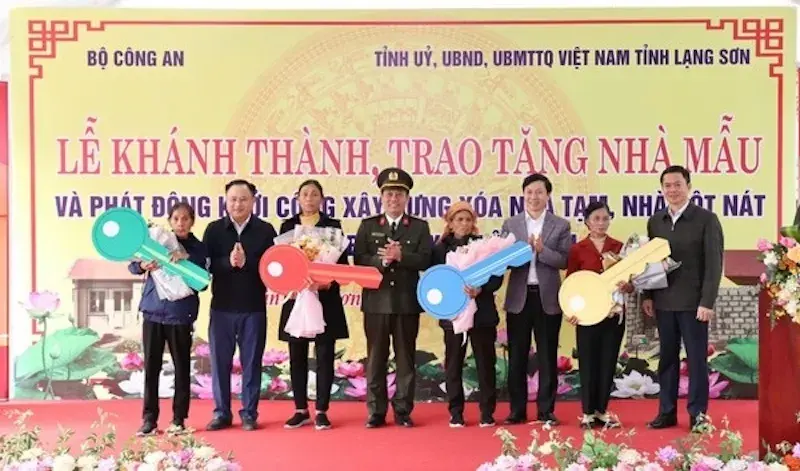 Lễ trao "chìa khóa" nhà cho các hộ dân được hỗ trợ xóa nhà tạm, dột nát của tỉnh Lạng Sơn