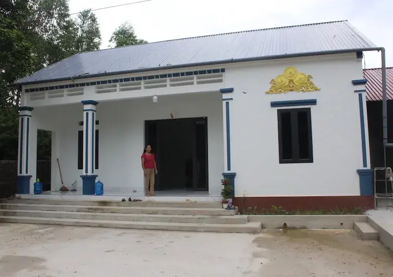 Gia đình bà Vi Thị Hoạt, xóm Ná, xã Chi Lăng, tỉnh Lạng Sơn bên ngôi nhà khang trang từ chương trình xóa nhà tạm, dột nát của tỉnh hỗ trợ