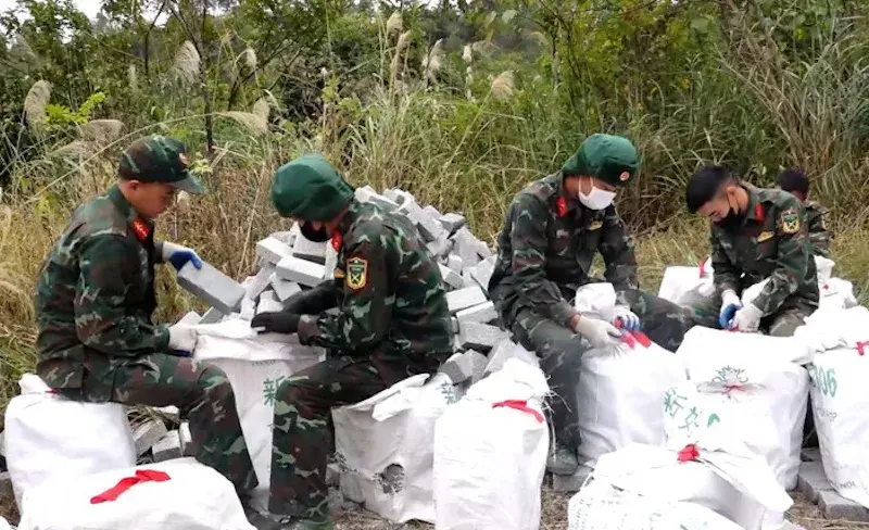 Lực lượng quân đội tỉnh Lạng Sơn tham gia vận chuyển vật liệu giúp người dân xóa nhà tạm, nhà dột nát