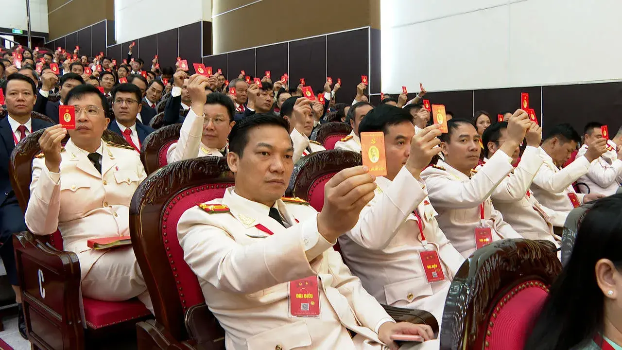 Các đại biểu biểu quyết thông qua Chương trình Đại hội.