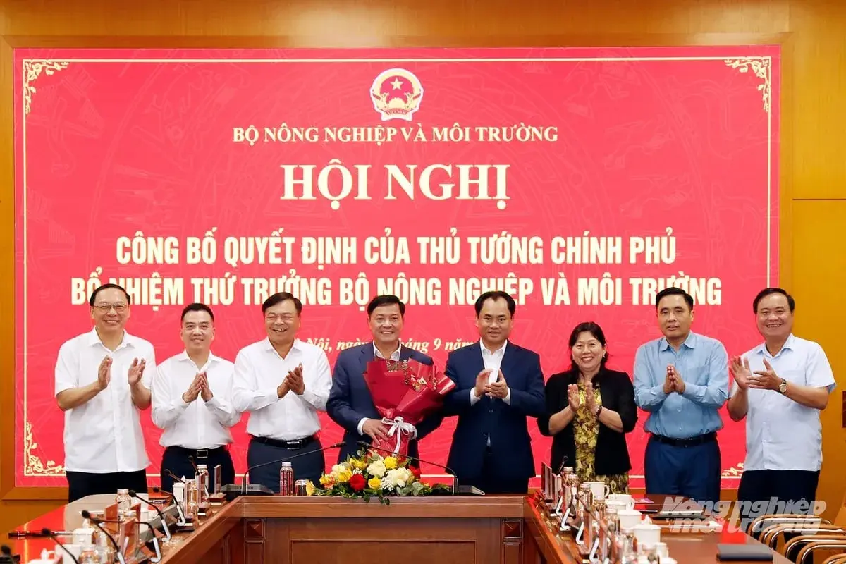 Lãnh đạo Bộ Nông nghiệp và Môi trường tặng hoa chúc mừng Thứ trưởng Lê Trọng Yên. Ảnh: Khương Trung.