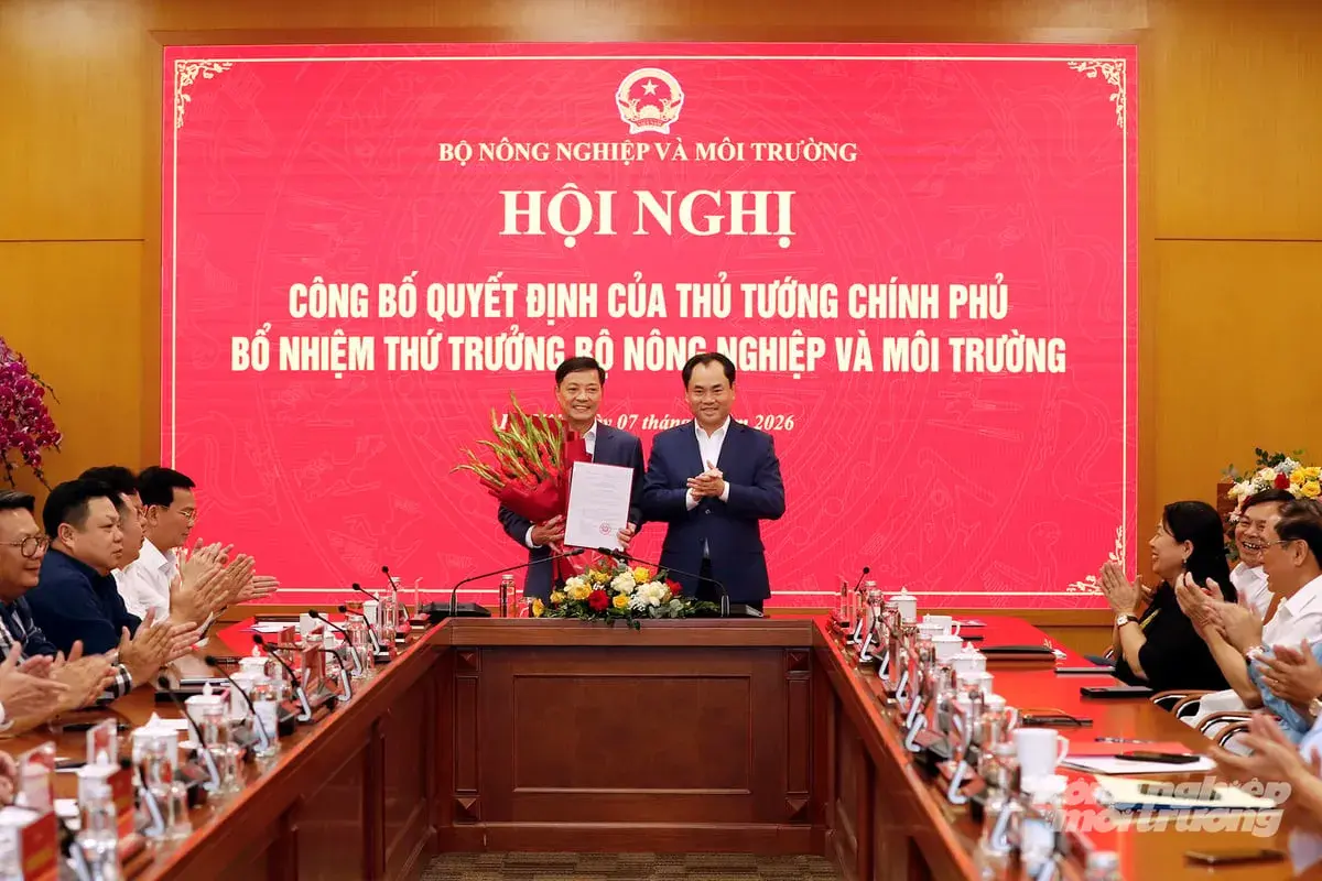 Bộ trưởng Trịnh Việt Hùng chúc mừng đồng chí Lê Trọng Yên trên cương vị mới. Ảnh: Khương Trung.