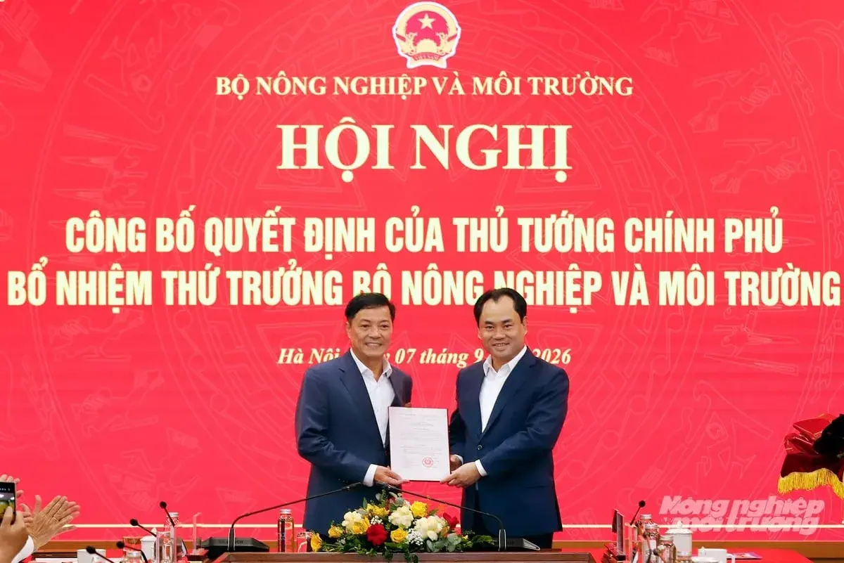 Bộ trưởng Trịnh Việt Hùng thừa ủy quyền của Thủ tướng Chính phủ trao Quyết định của Thủ tướng Chính phủ điều động, bổ nhiệm đồng chí Lê Trọng Yên, Phó Chủ tịch Thường trực UBND tỉnh Lâm Đồng, giữ chức Thứ trưởng Bộ Nông nghiệp và Môi trường. Ảnh: Khương Trung.