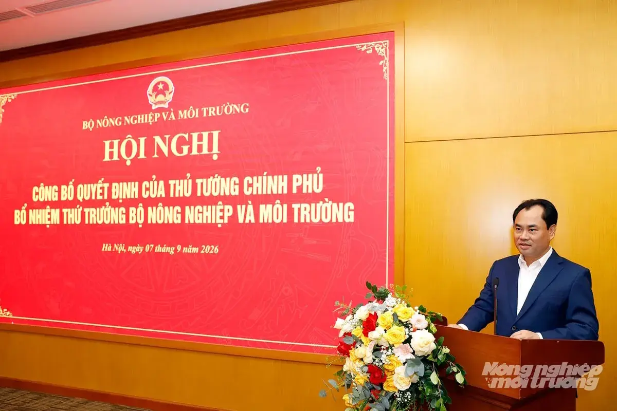 Bộ trưởng Trịnh Việt Hùng đề nghị Thứ trưởng Lê Trọng Yên phát huy kinh nghiệm thực tiễn ở địa phương để tham gia hoàn thiện cơ chế, chính sách, nâng cao hiệu quả tổ chức thực hiện, cùng tập thể lãnh đạo Bộ giữ gìn đoàn kết, thống nhất, thực hiện nghiêm nguyên tắc tập trung dân chủ… Ảnh: Khương Trung.