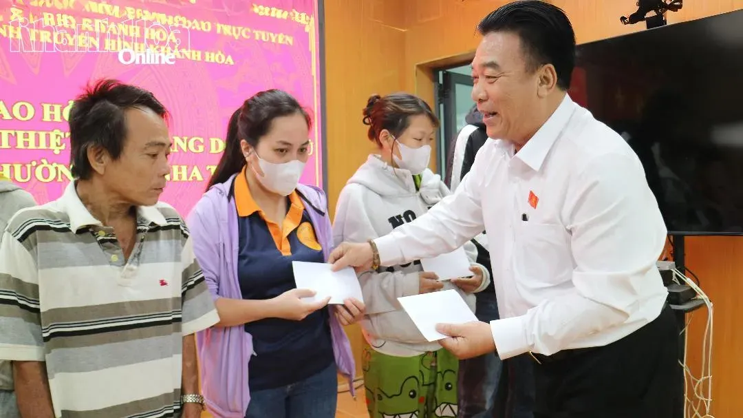 Ông Đoàn Minh Long - Chủ tịch Hội Nhà báo tỉnh trao quà cho người dân phường Tây Nha Trang.