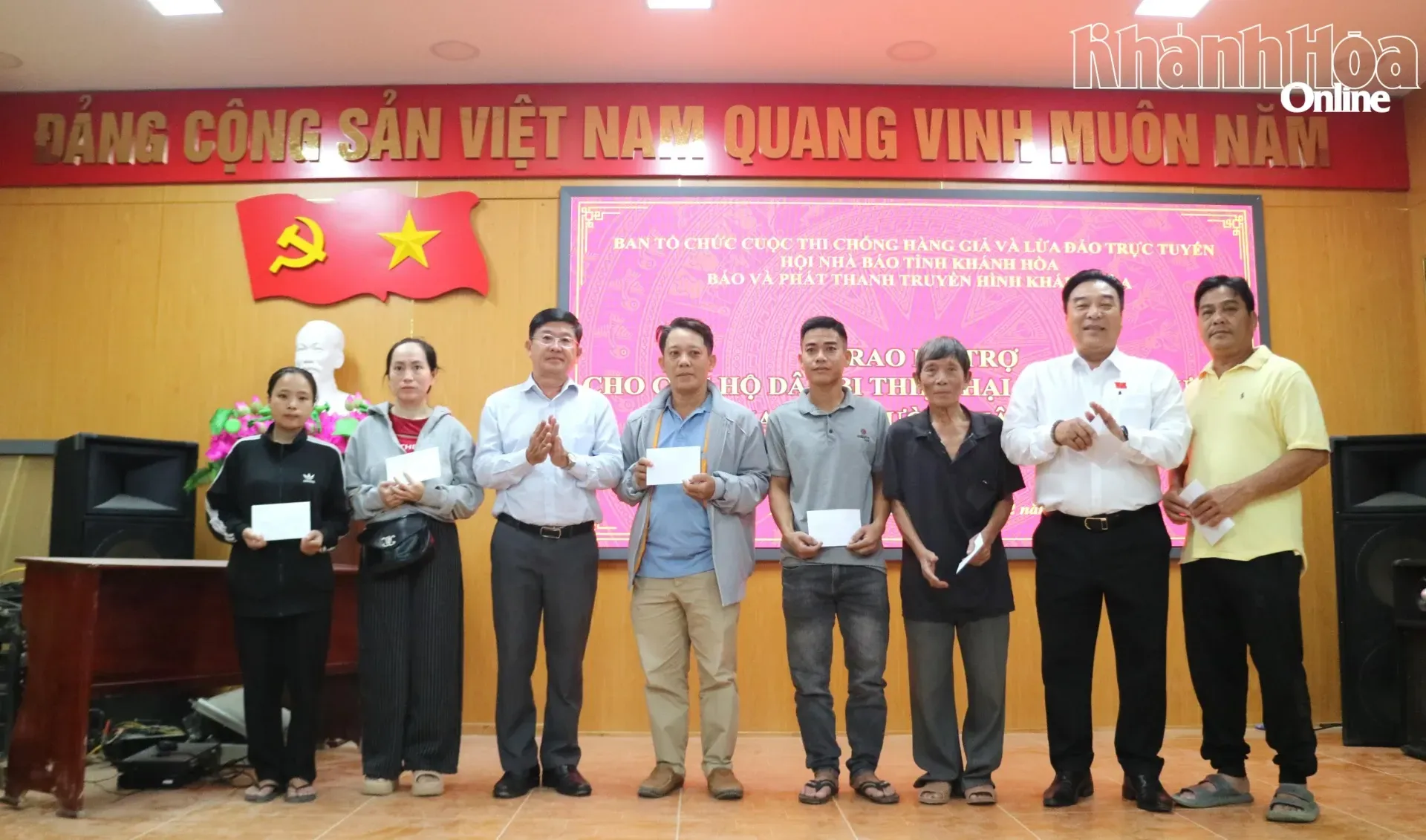 Tặng quà cho người dân phường Tây Nha Trang.