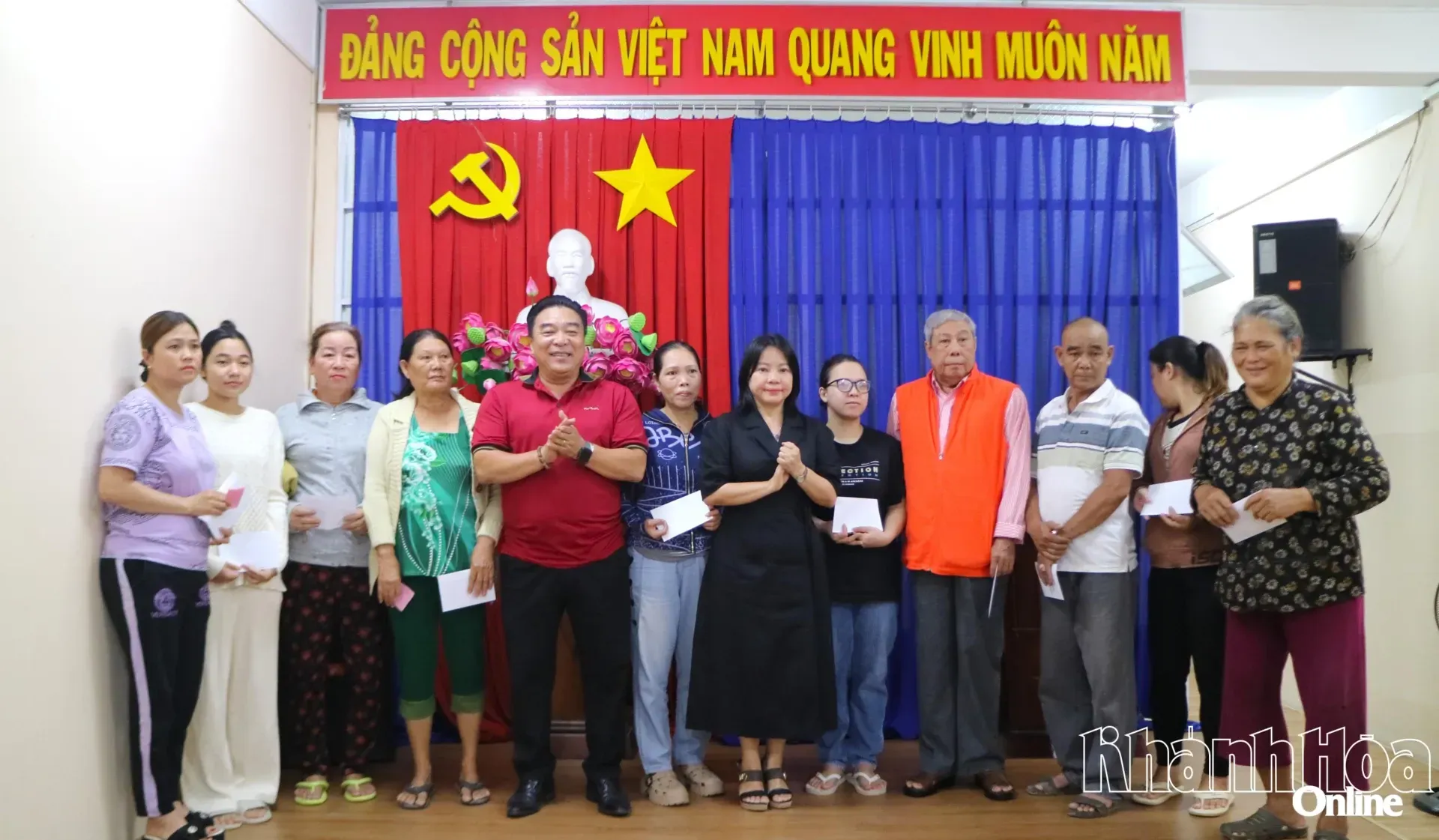 Trao quà cho cho các hộ dân bị ảnh hường mưa lũ ở phường Bắc Nha Trang.