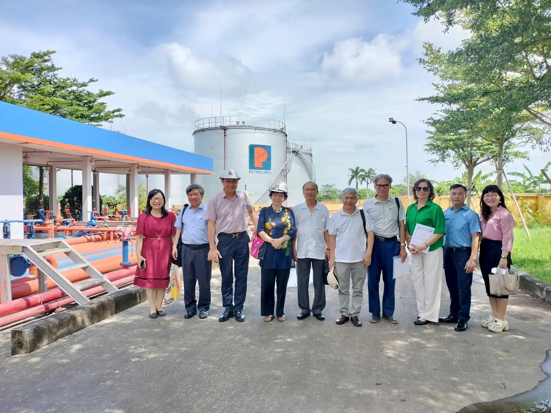 ThS. Đào Ngọc Nam và cộng sự cùng Ban Giám khảo tại Công ty Cổ phần Công nghệ sinh học Mặt trời đỏ